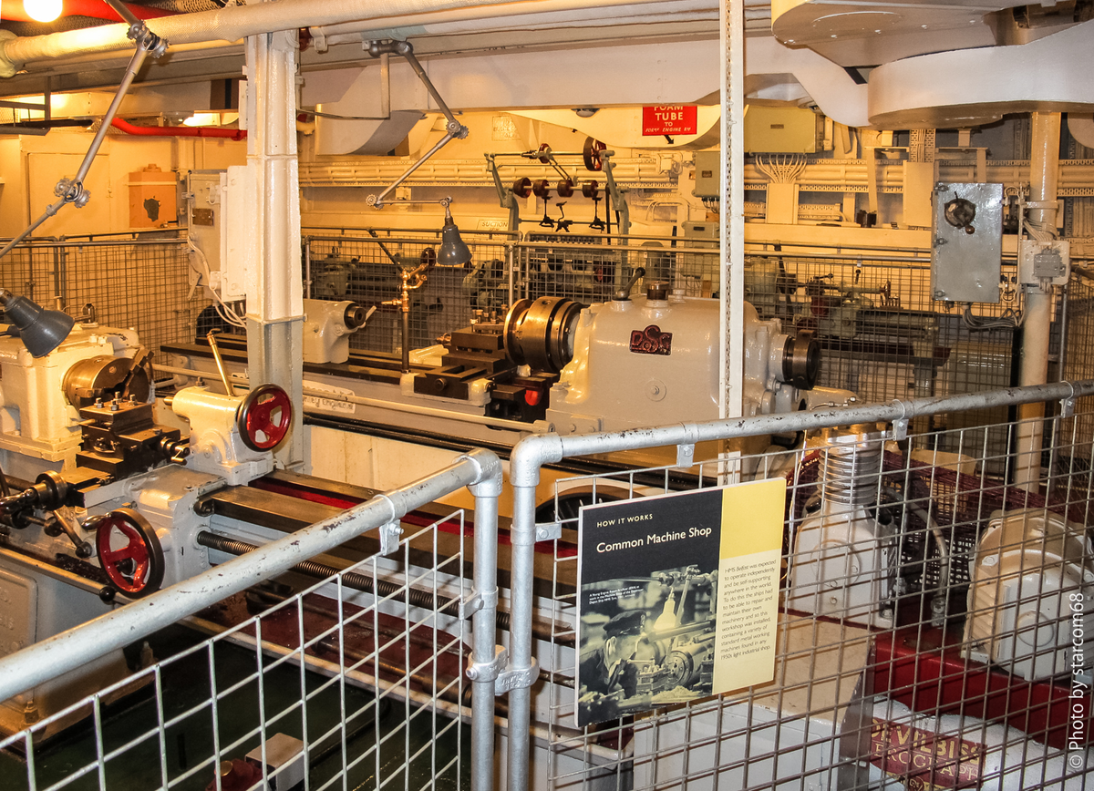 Прежде всего мы здесь видим два токарных станка и какое-то непонятное устройство со шпинделями на одном валу на заднем плане. Пролистывайте альбом вправо =>