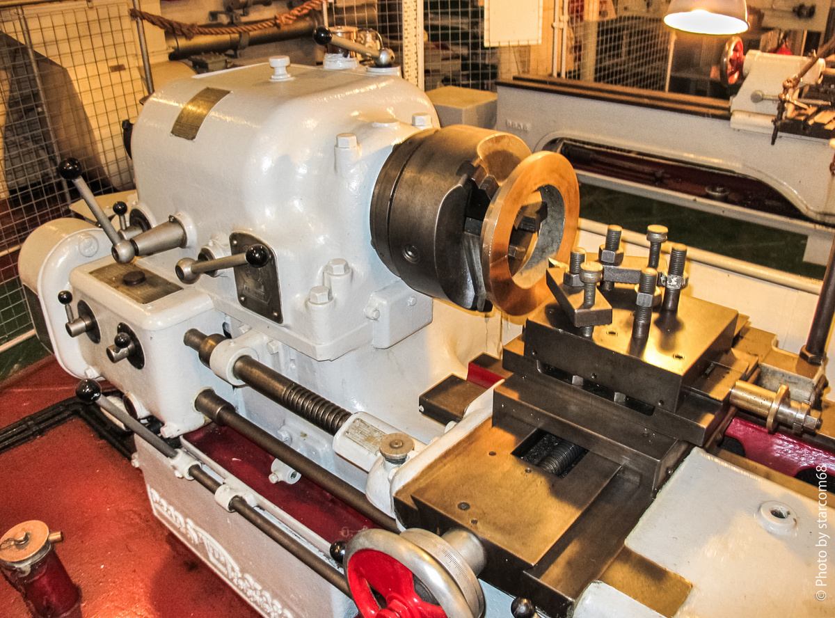 Один из станков укрупненно. Обратите внимание на сохранившиеся шильдики