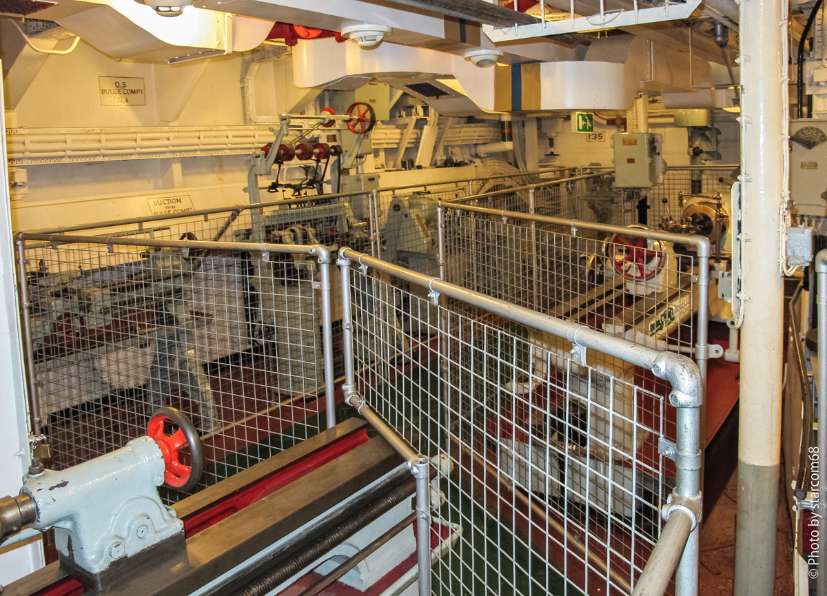 Набор непонятных станков вдоль переборки