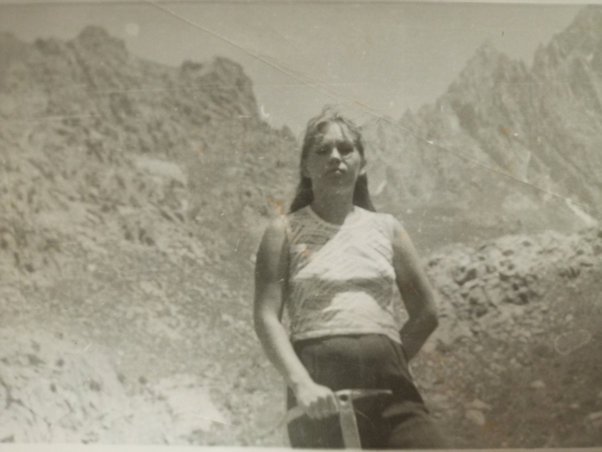 Смешная девчонка с ледорубом.