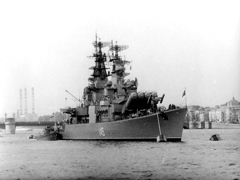 Ракетный крейсер "Грозный"на рейде в Ленинграде 