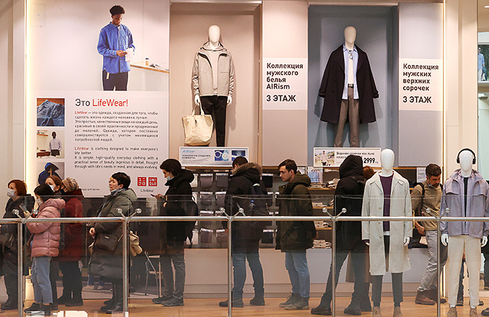    Очередь в магазин Uniqlo в Москве. Март 2022 года.Сергей Карпухин/ТАСС