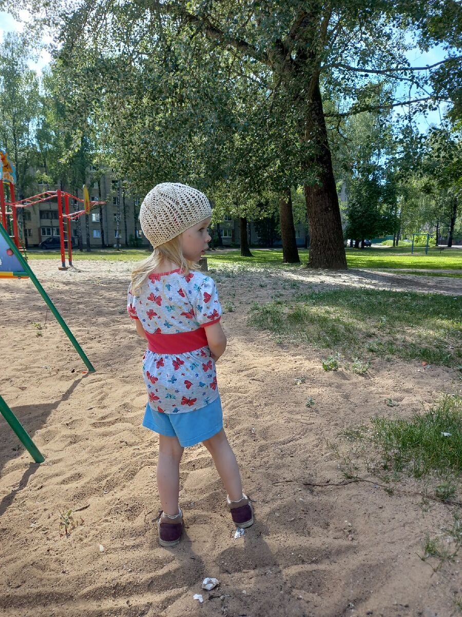 Викуля в вязаном берете. 