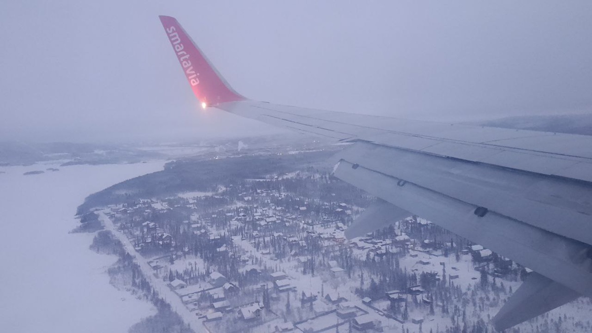 Лететь нам пришлось из СПБ через Лугу, поскольку был сильный ветер