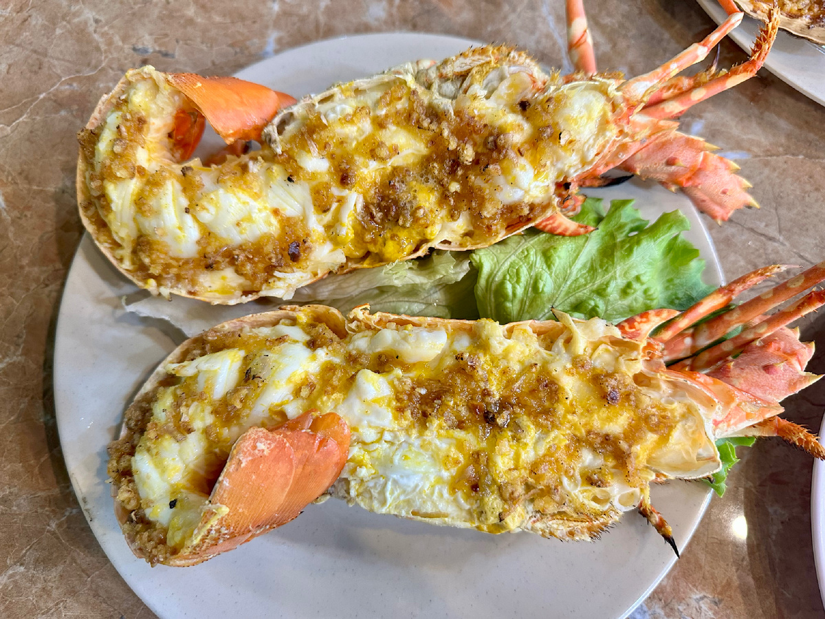 Лангуст, приготовленный на гриле на вечернем рынке на Фукуоке.