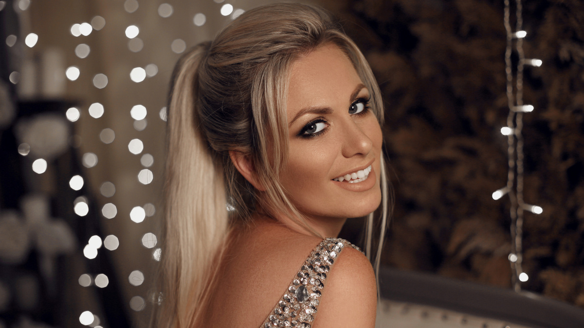 Высокий хвост с прикорневым объемом для зимы и ношения под шапку или капюшон.