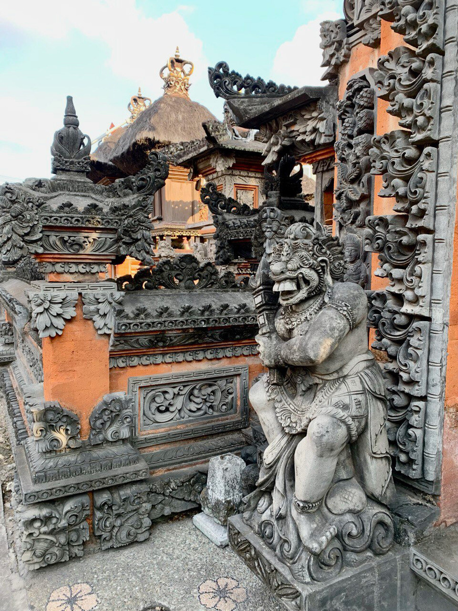 У храмов устанавливают статуи дварапалов, символизирующих привратников, которые защищают вход от злых духов. Фото: Елена Чернышова