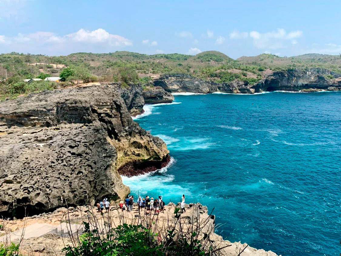 Фантастические виды Нуса Пениды, где даже с берега можно увидеть мантов. Фото: Елена Чернышова