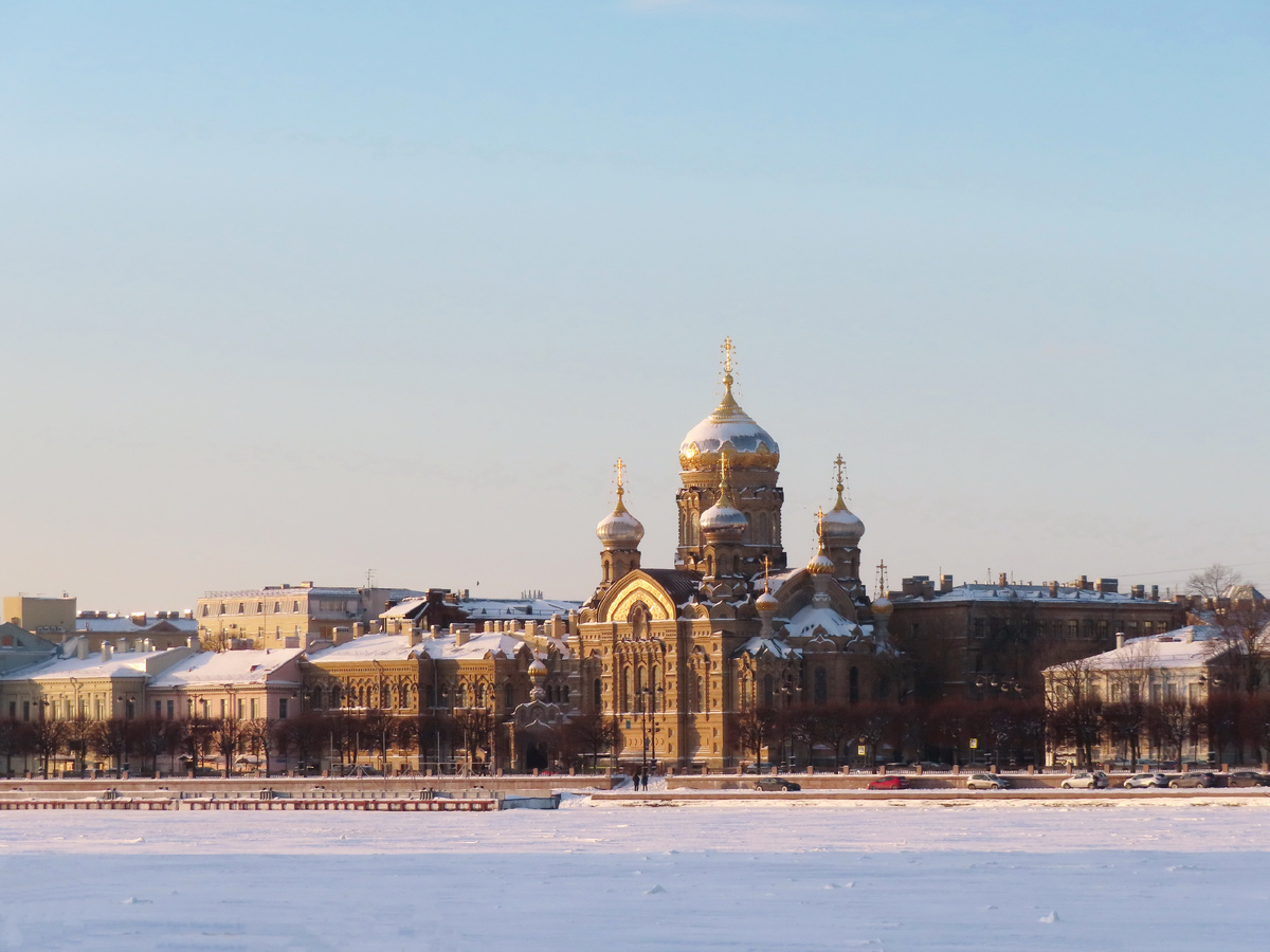 Вид с Английской набережной. Слева от церкви одно из зданий подворья Оптиной пустыни, построенное в том же стиле