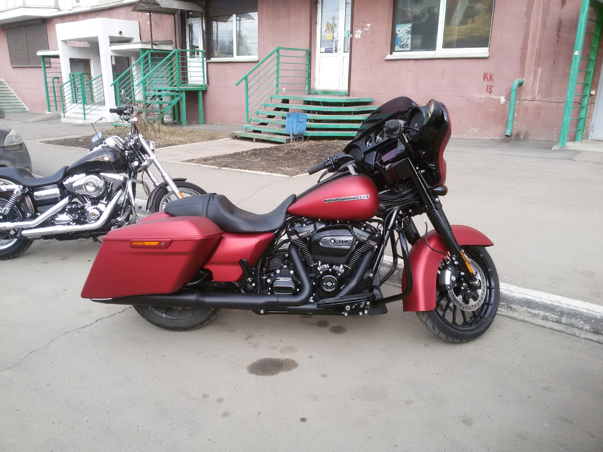 Просто человек подъехал к магазину.