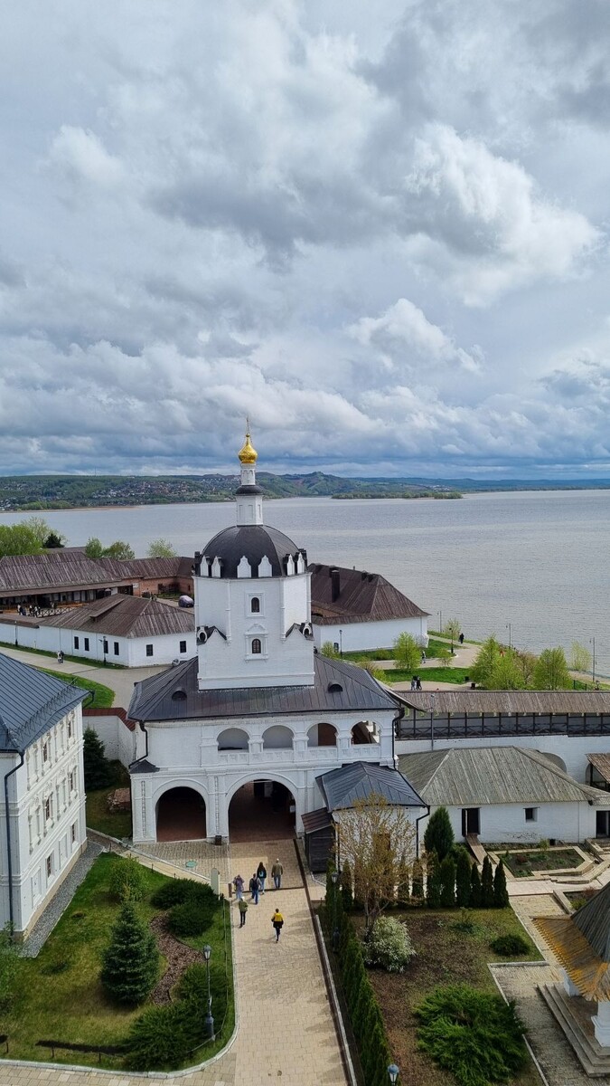 Территория Богородице-Успенского мужского монастыря