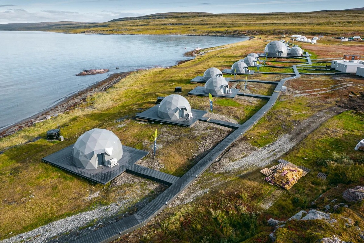 Арктик-отель «Китовый берег» включает 26 купольных шатров в скандинавском стиле с зонами отдыха и дизайнерской мебелью. В ресторане северной кухни гостям подадут оленину, камчатских крабов или другие изыски. В банном комплексе глэмпинга есть хаммам, бани-бочки и бочки-фурако. Фото: «Китовый берег» / Яндекс Путешествия