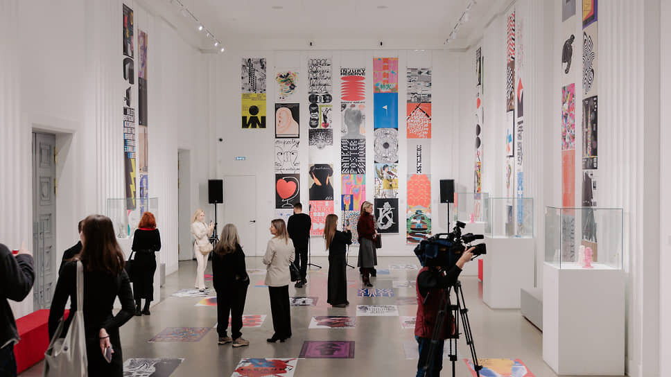 Экспозиция выставки «Лучшие работы международного биеннале графического дизайна "Золотая пчела"».📷Фото: центр культуры «Рекорд»