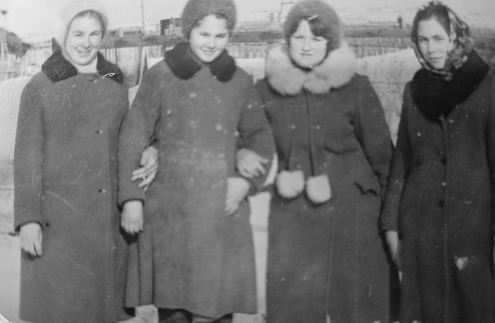 Слева направо: Вера Матюкина, Нина Ивашова, Вера Лыкова и Нина Буданова. Фото из личного альбома Веры Герасиной (Матюкиной). 