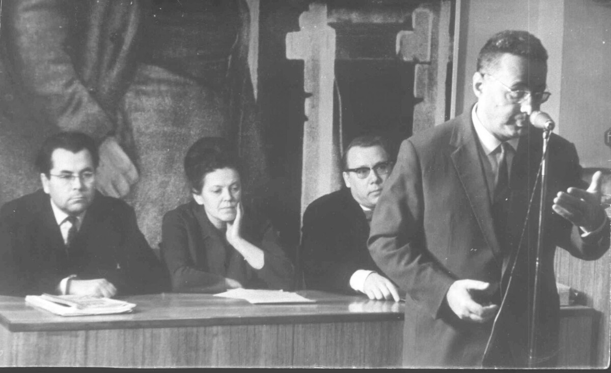 На втором плане в президиуме сидят: Тимофей Геннадиевич Фокин, председатель областного телерадиокомитета, его заместитель по радио Александра Семеновна Филимонова и самый крайний - заместитель по телевидению Кощеев Михаил Иванович.