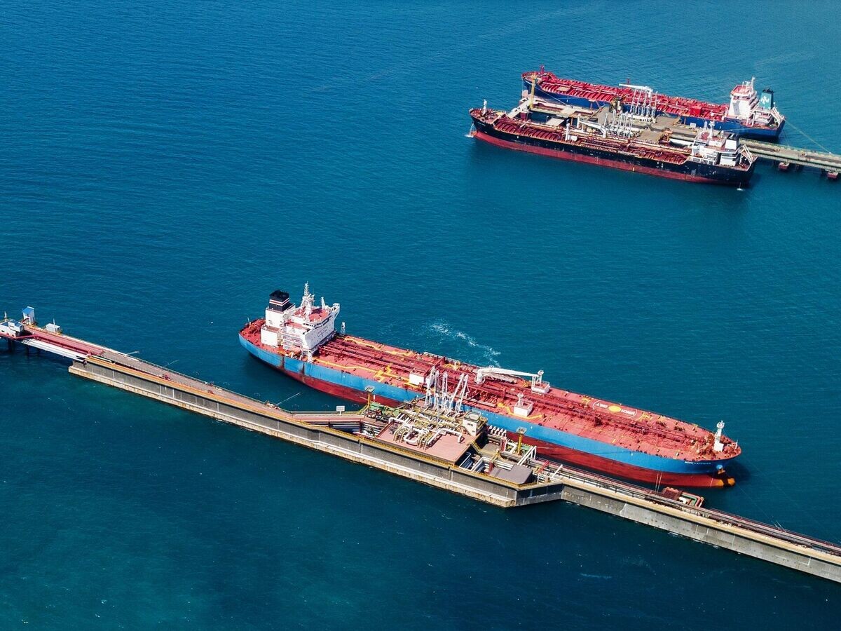    Нефтяные танкеры у нефтеналивного терминала перевалочного комплекса "Шесхарис" в Краснодарском крае | © РИА Новости / Виталий Тимкив