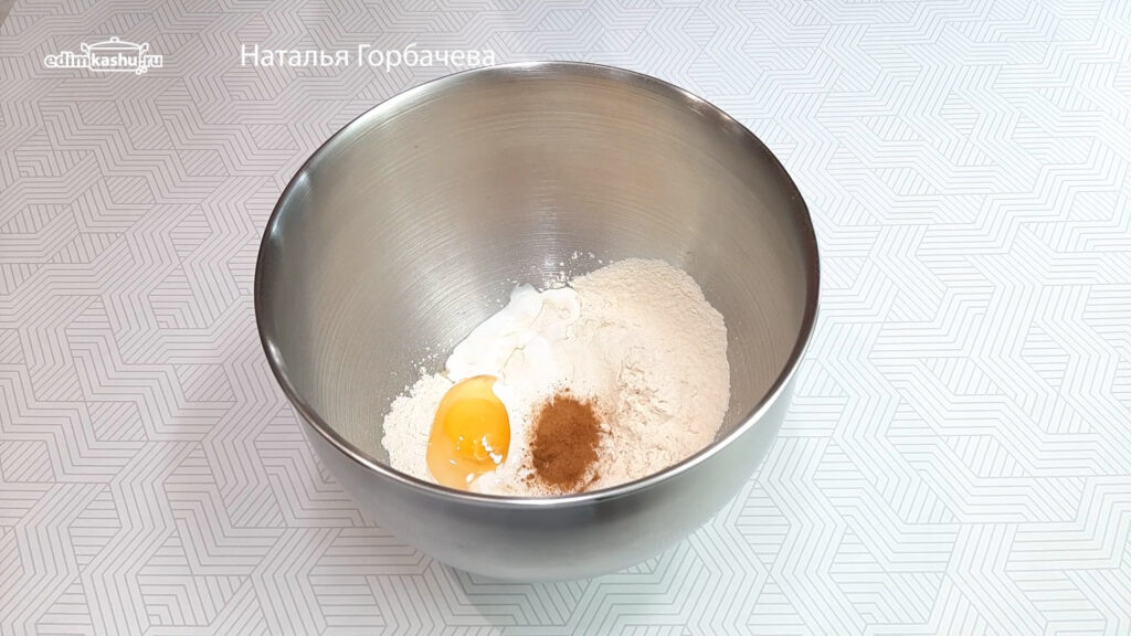 Процесс замешивания теста руками