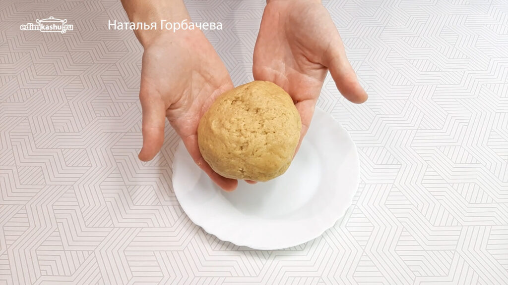 Тесто, распределенное по форме с бортиками