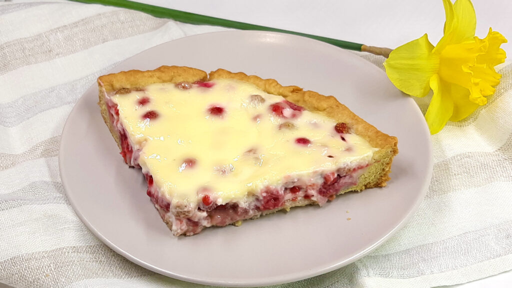 Кусок пирога со сметанной заливкой на тарелке