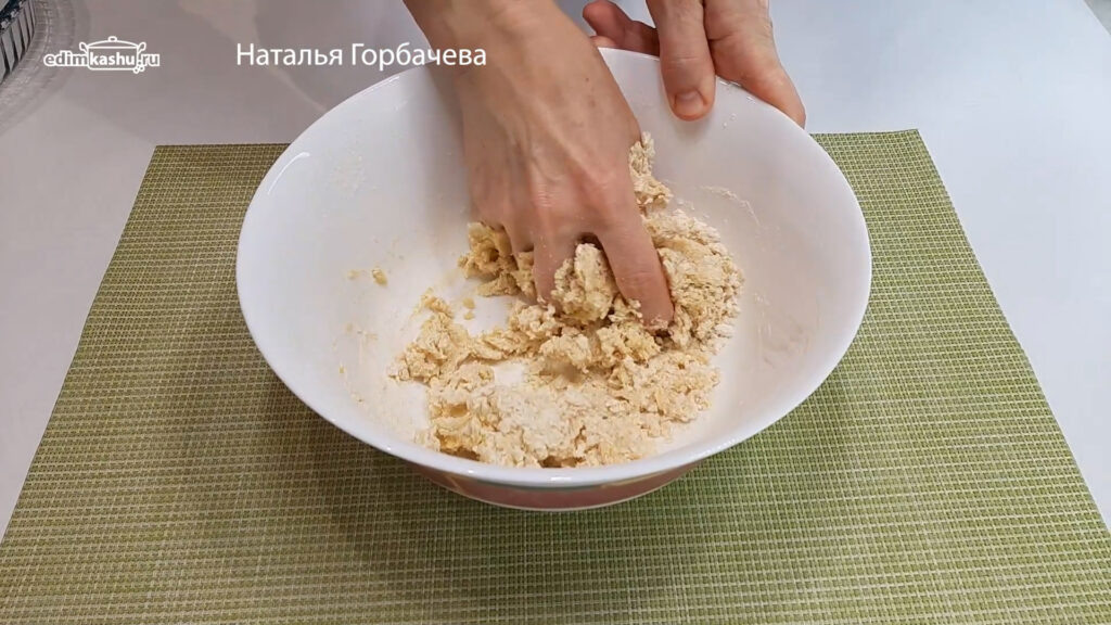 Замес теста на сливочном масле в миске
