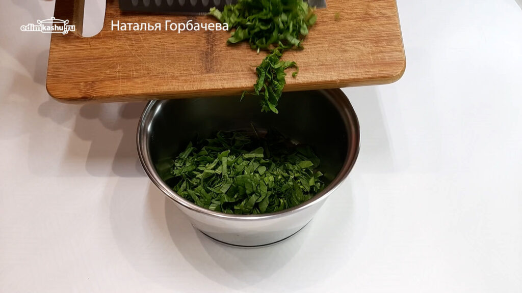 Щавель, засыпанный сахаром в кастрюле