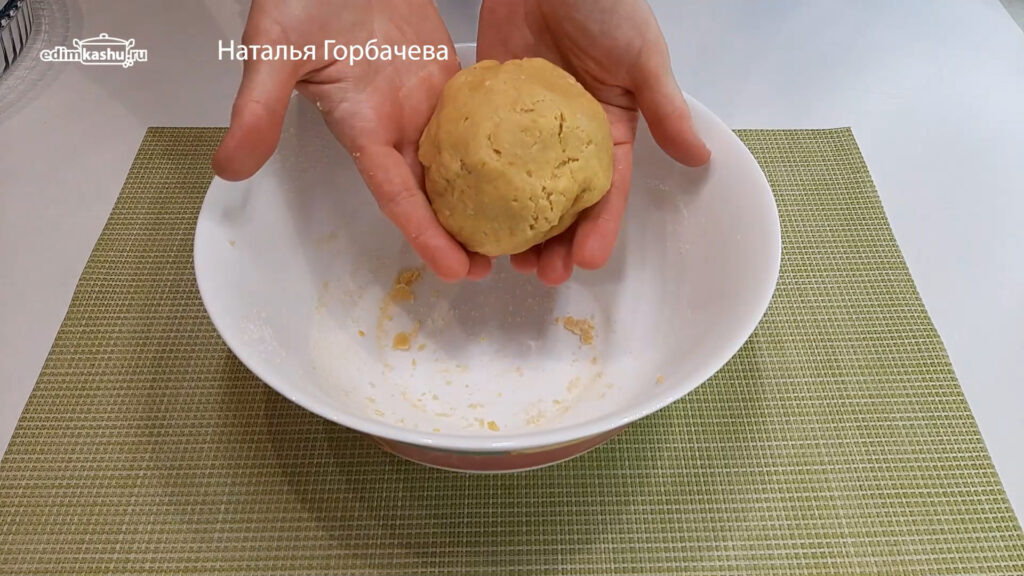 Распределение теста по форме для выпечки