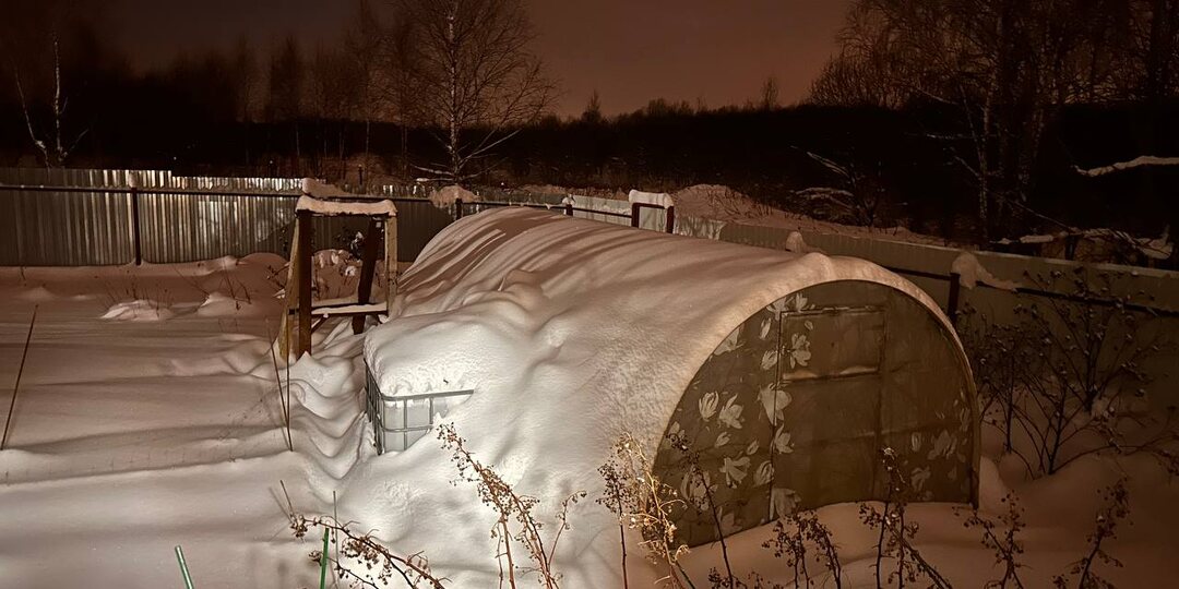 Минус теплица за одну ночь: снег на крыше — приговор для поликарбоната