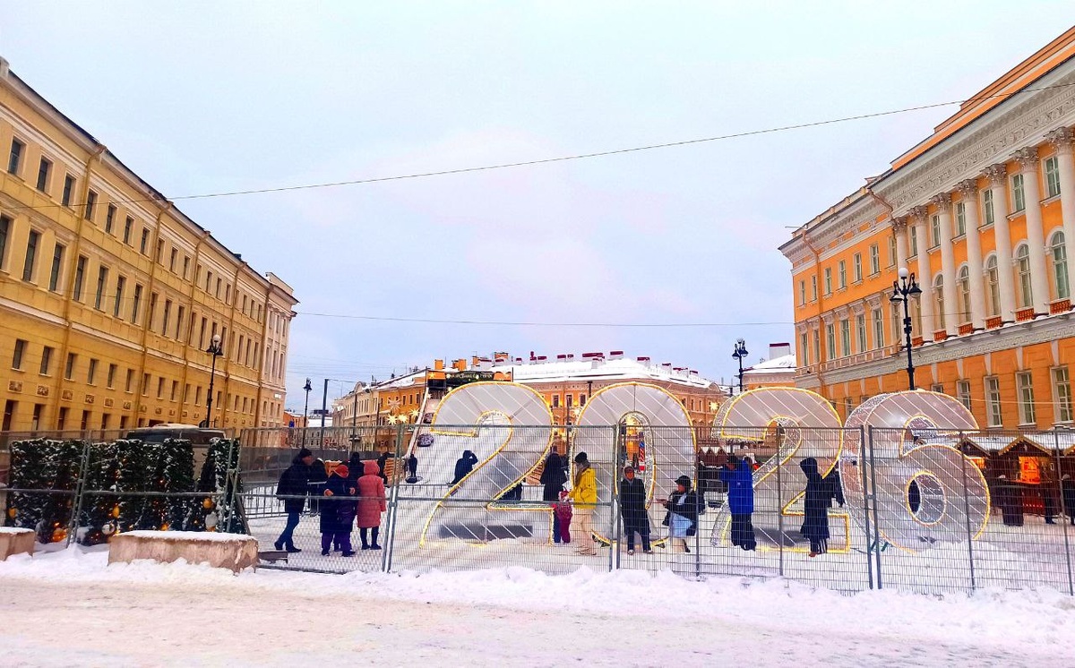 Гулянья на Дворцовой площади в городе Санкт-Петербурге.