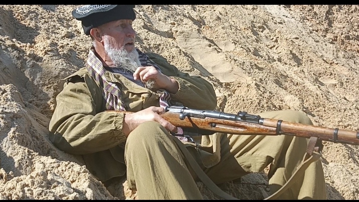 Сергей Баев в роли душмана на съёмках клипа "Пленным".