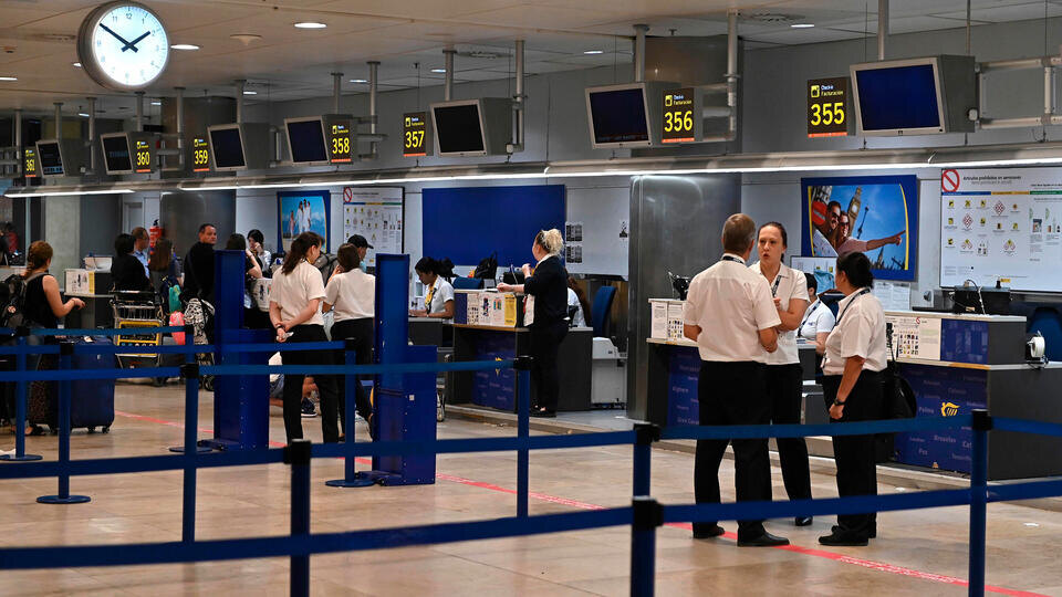     "Она не дышит": пенсионер попытался улететь на самолете с умершей женой Fernando Villar/EPA/TASS