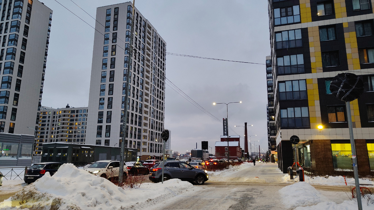 Сугробы знатные. Но дорожки почищены