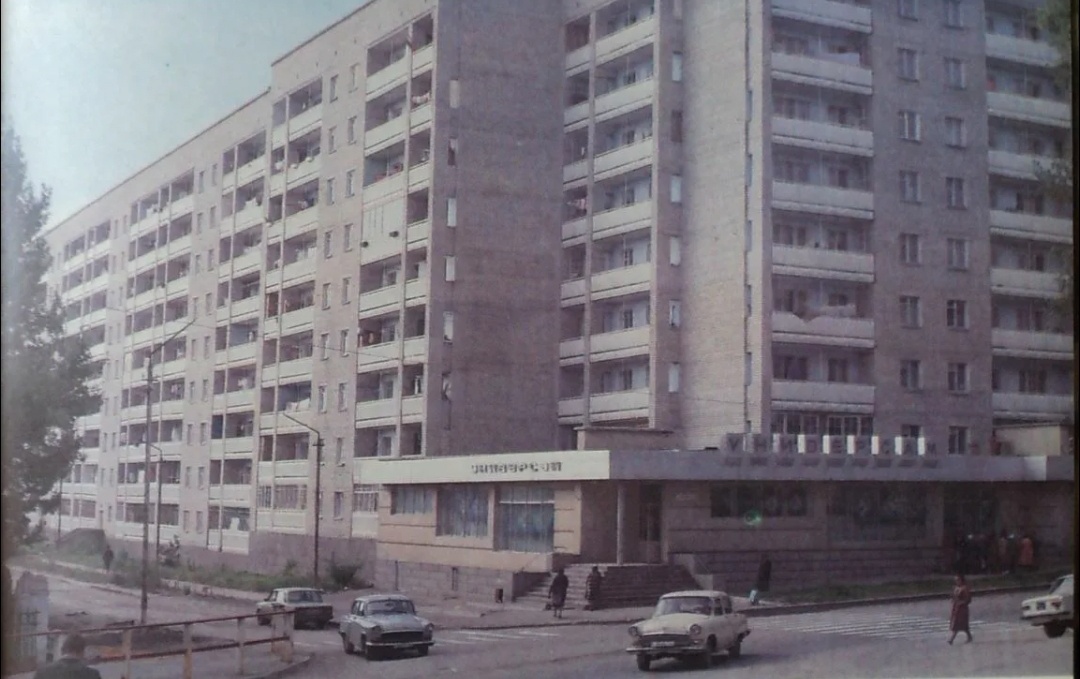 Универсам в Саратове. Лунная/Одесская.Сейчас там Магнит. Свой магазин в фотобанке я не нашла. 
