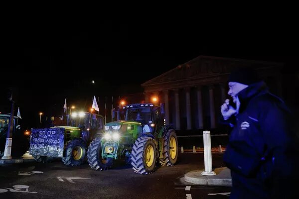Тракторы выстроились перед зданием Национального собрания © REUTERS / Benoit Tessier