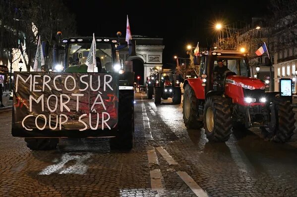 Фермеры едут на тракторах по Елисейским полям, протестуя против торгового соглашения Меркосур © AP Photo / Emma Da Silva
