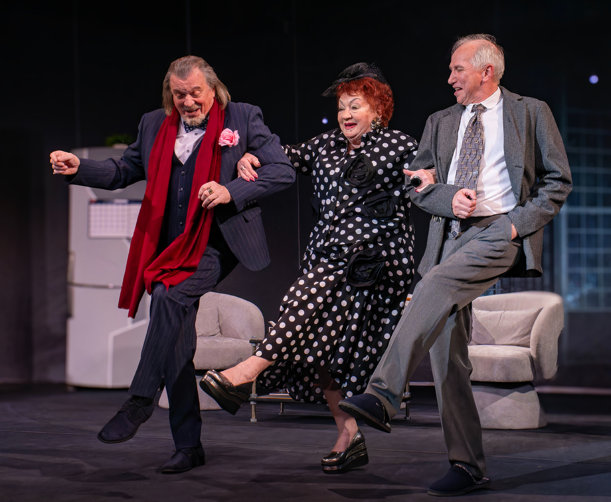 Сцена из спектакля "Старики не подарок" в Московском академическом театре сатиры. Фото. Александра Беланова.