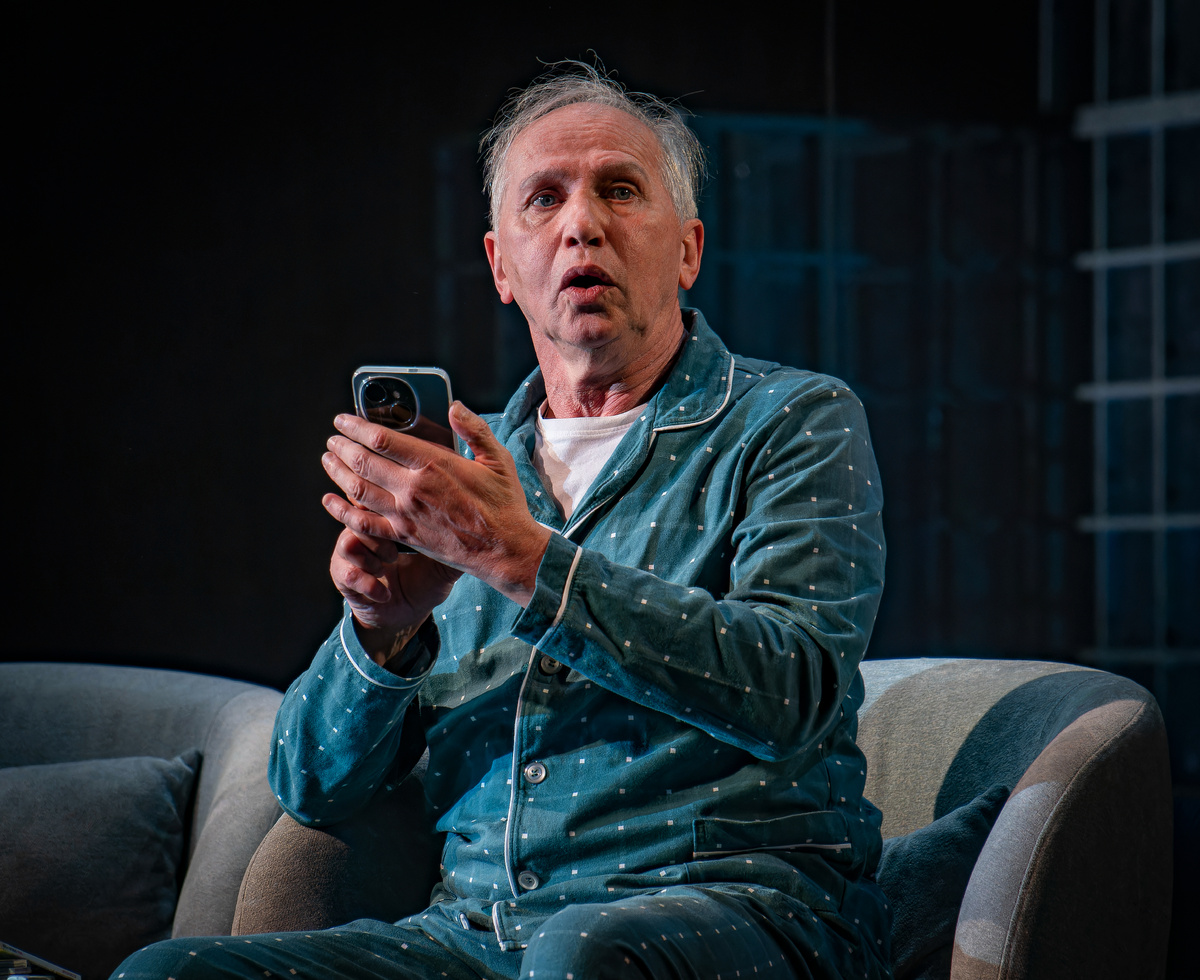 Сцена из спектакля "Старики не подарок" в Московском академическом театре сатиры. Фото. Александра Беланова.