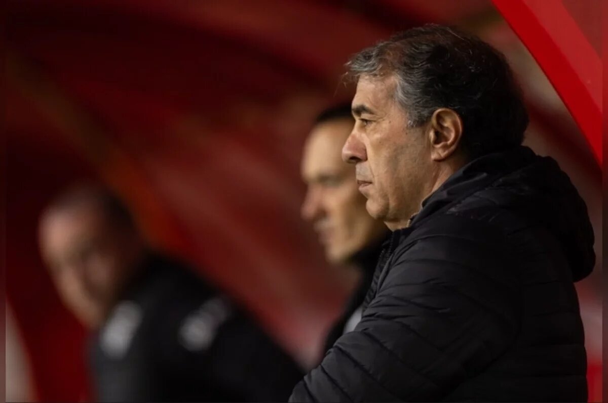    После двух с половиной сезонов под руководством Рашида Рахимова, вернувшего команду в РПЛ, казанский клуб сделал ставку на европейскую школу.