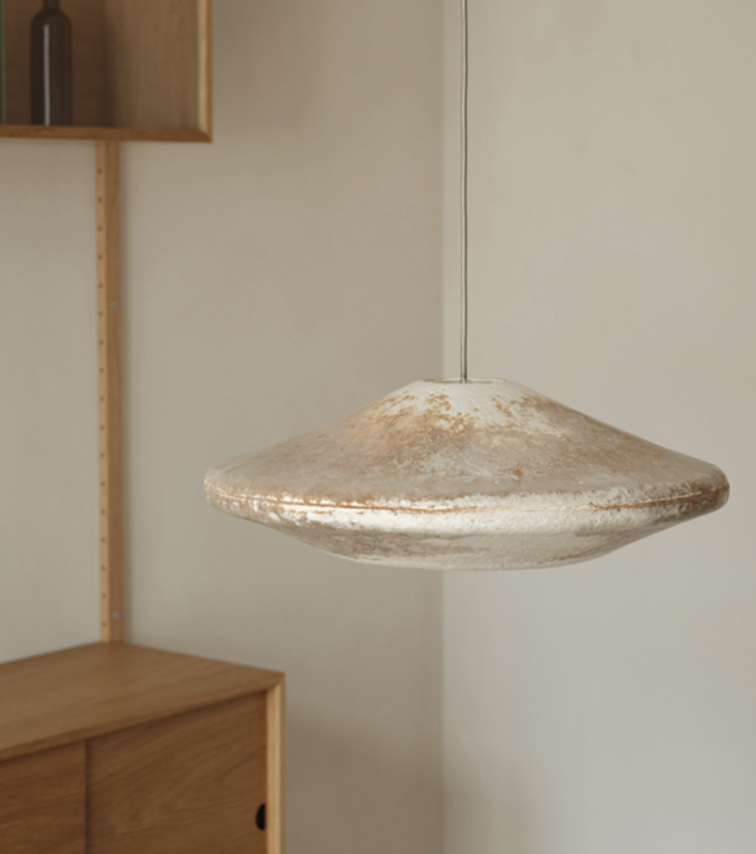 Фрагмент интерьера HOST с подвесным светильником из переработанных материалов