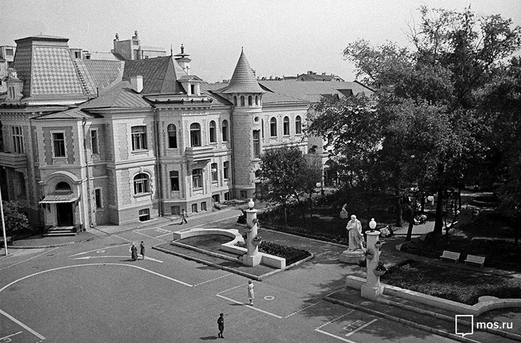 Здание Московского городского Дома пионеров и октябрят в переулке Стопани, конец 1930‑х годов. Хорошо видна разметка учебной автотрассы