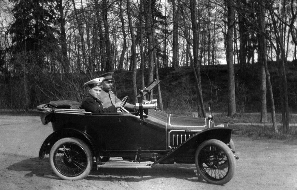 Цесаревич Алексей Романов за рулем Bébé-Peugeot Type BP1 (1913 г.) в Александровском парке Царского села. «Инструктор» более всего похож на Андрея Деревенько, приставленного смотреть за наследником. Но это точно не начальник Царскосельского гаража Адольф Кегресс!