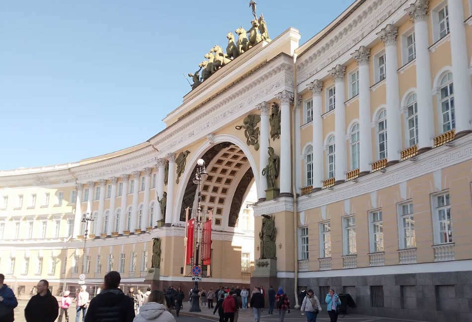 Фото автора на Дворцовой площади Санкт-Петербурга.
