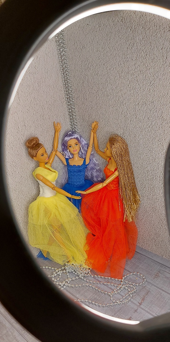 Дина, Милана и Кира в фотосессии, посвященной  Старому Новому году. Фото автора канала.