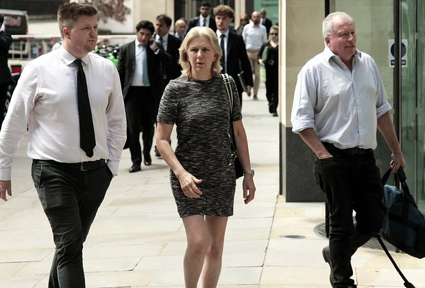    Дженнифер Скотт с сыном Гордоном Редгрейвом-Скоттом (слева) перед судебным заседанием. Фото: Champion News Service / The Sun