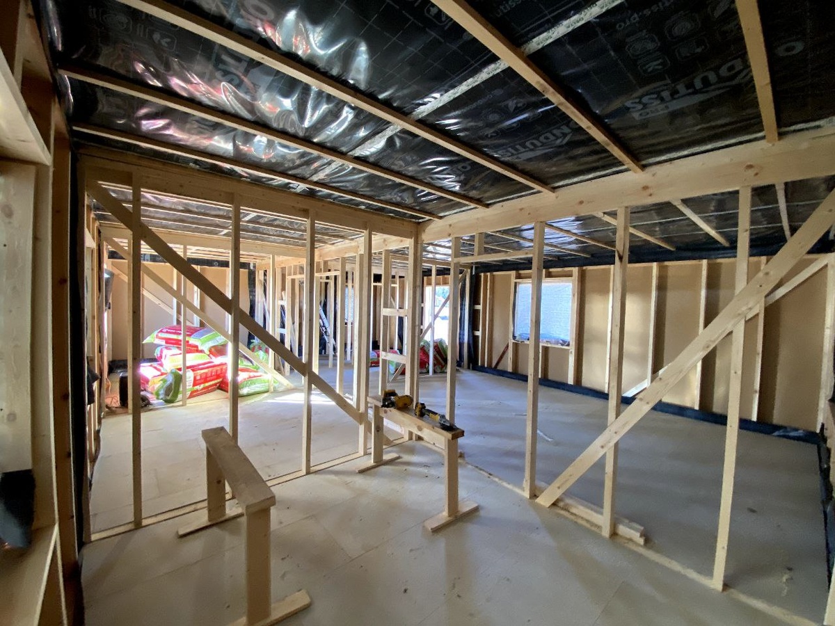 Пустые стены каркасного дома