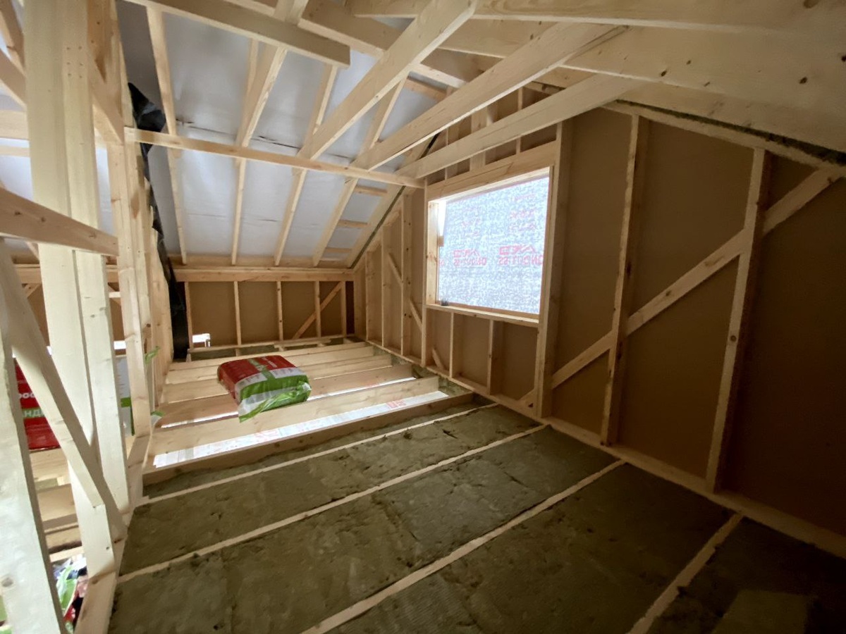 Укладка утеплителя в каркасном доме