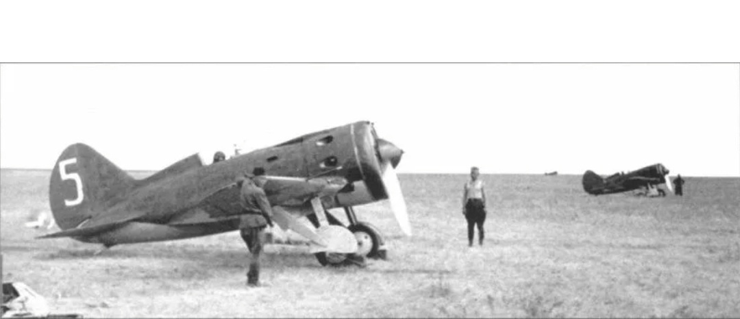 Легендарный И-16. Именно на Халхин-Голе впервые в мире были применены боевые ракеты «воздух-воздух» (РС-82).