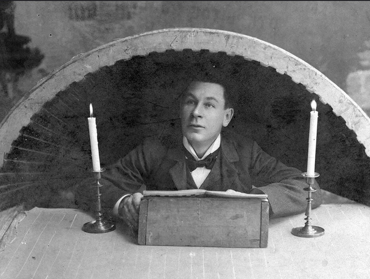 Иногда тихий голос из прошлого подсказывает не ваши реплики, а давно забытый текст семейной драмы.