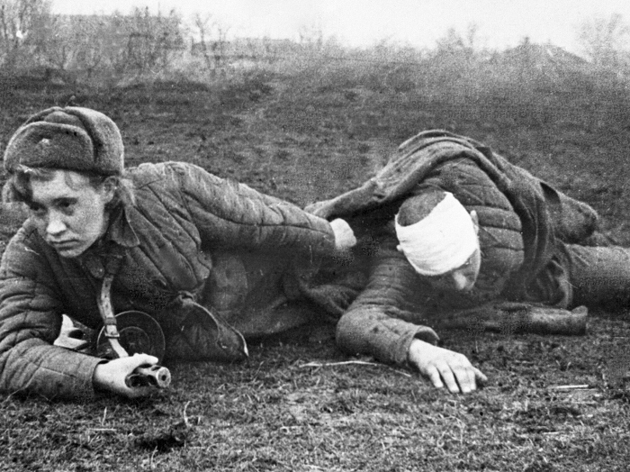 Медсестра помогает раненому