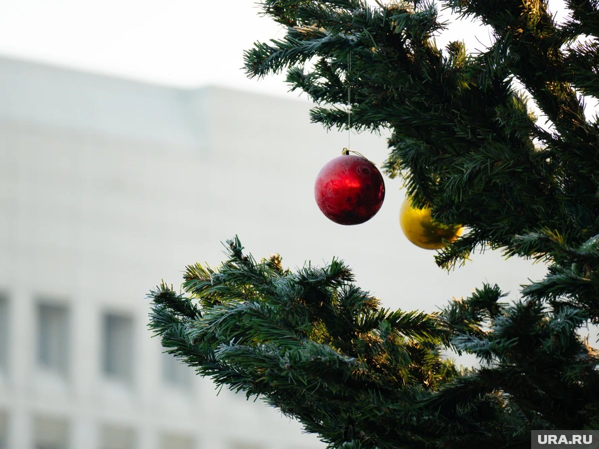     Елка-победительница из Тюмени украшена расписными деревянными игрушками (архивное фото)