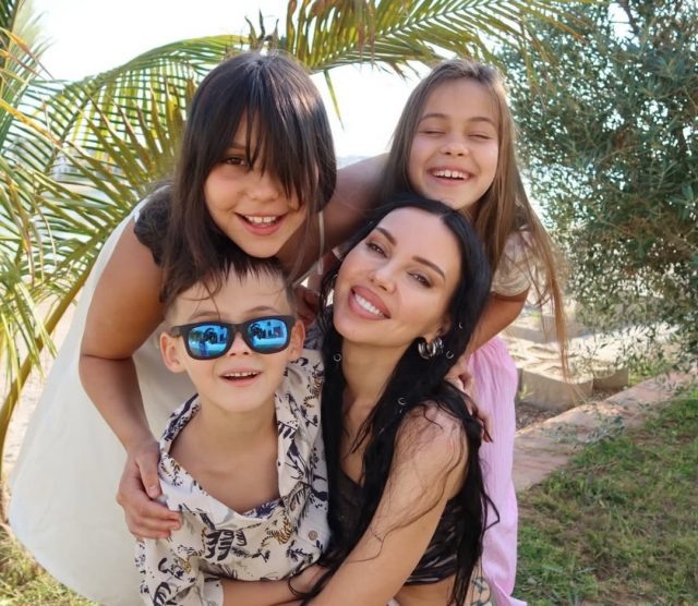    Оксана Самойлова с детьми. Фото: @oxanasamoylova (Instagram*)